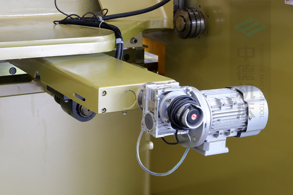 ZDG-632后擋料驅動結構,擁有強大扭矩.jpg ZDG-632后擋料驅動結構,擁有強大扭矩.jpg