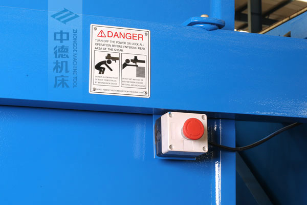 ZDSK-1632剪板機后部緊急停止按鈕，最大程度保障工人安全.jpg