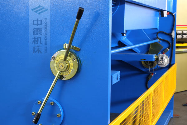 ZDS-432剪板機刀片間隙手動調節器，刻度清淅，調節省力又簡便.jpg